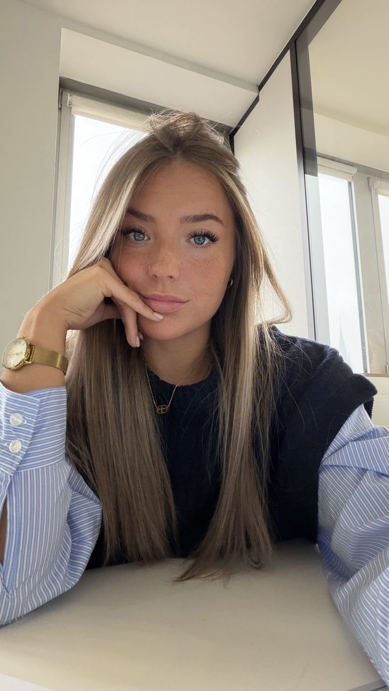 Selfie d'Eolia à son bureau